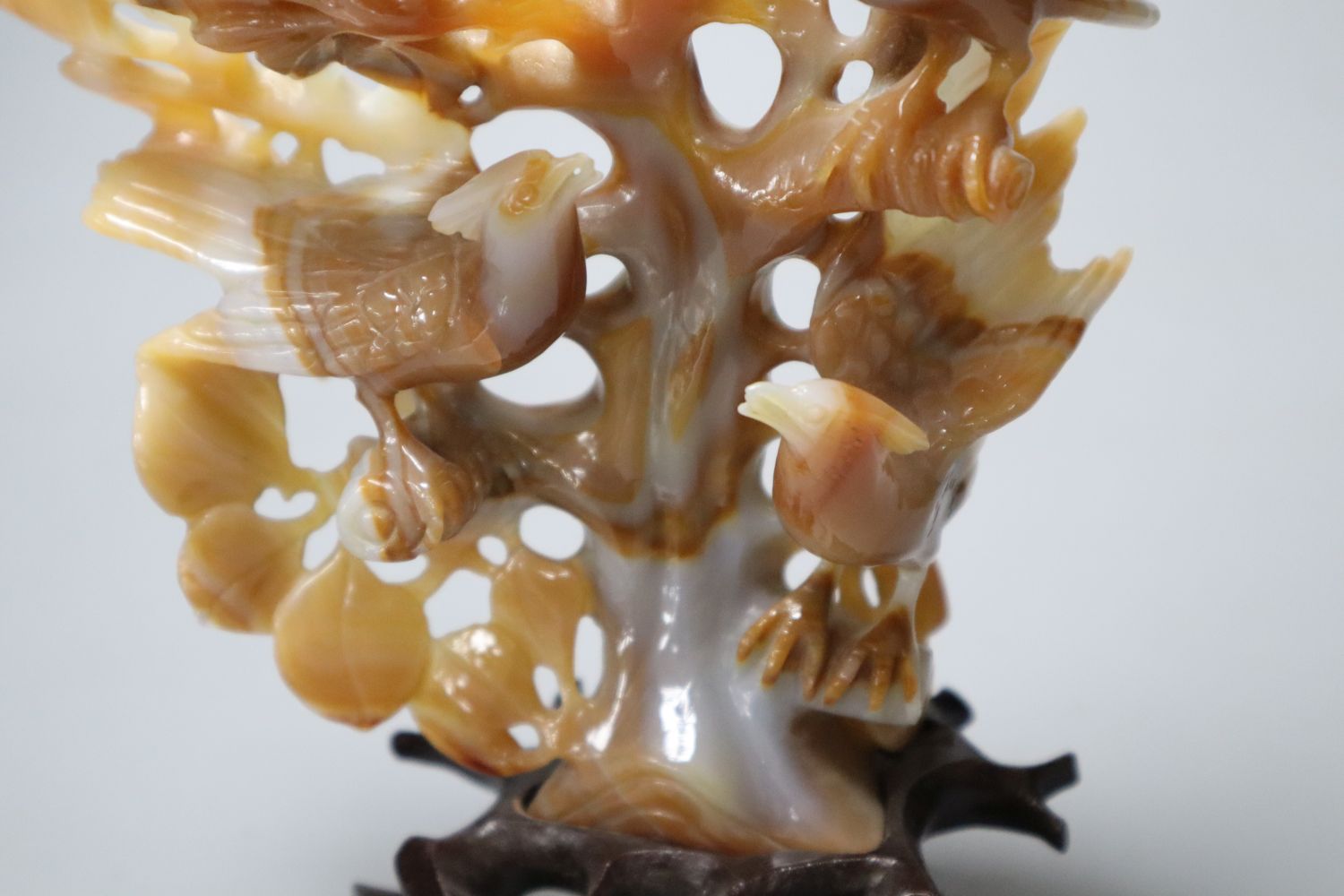 A Chinese agate model of a tree and birds, 19cm high